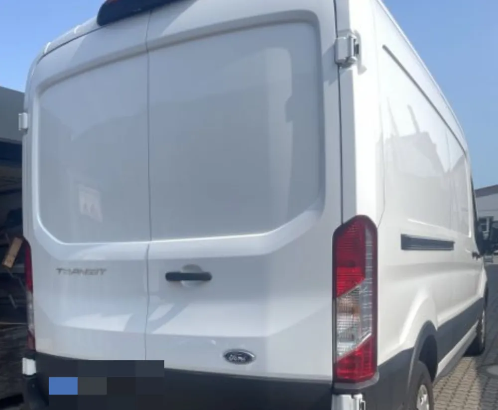 Derselbe Transporter nach der Instandsetzung, Seitenwand wieder glatt, Kennzeichen verpixelt