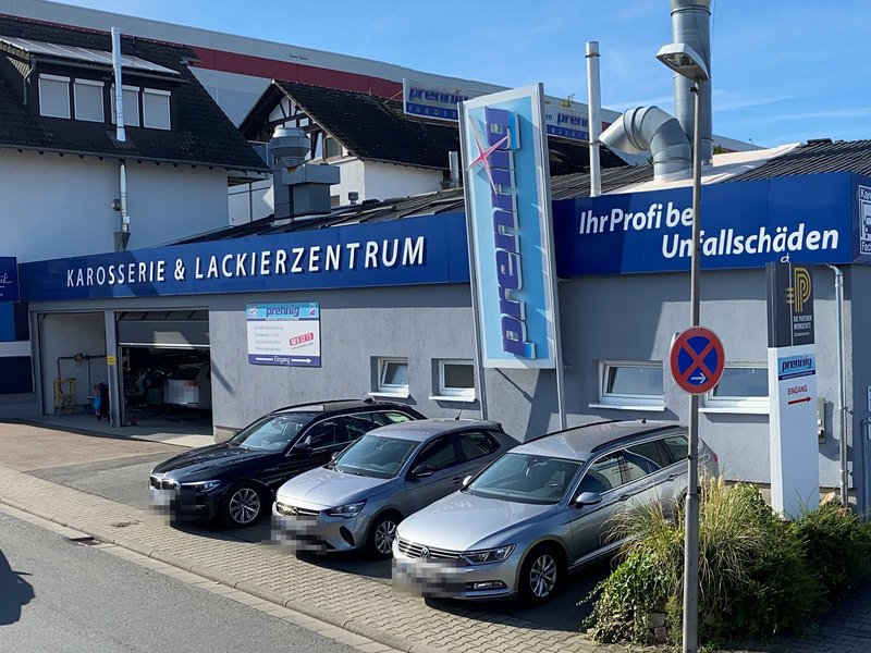 Betriebsgelände der Prennig GmbH & Co. KG in Langen mit dem Schriftzug Karosserie & Lackierzentrum über den Hallentoren